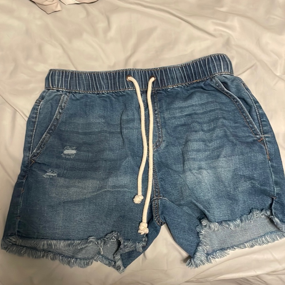 Size small Jean short style shorts.